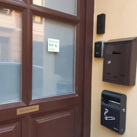 Middle Door Apartman